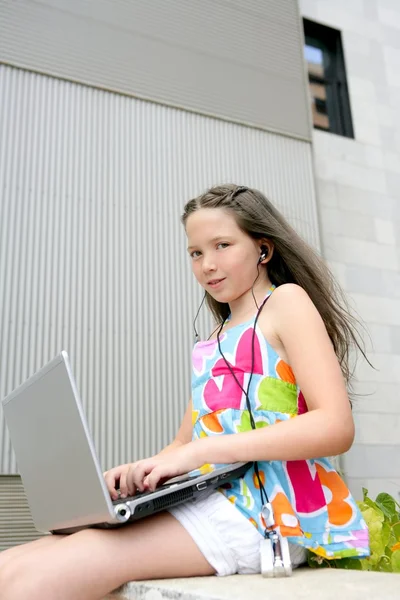 美丽黑发少年小女孩笔记本电脑的城市 — 图库照片