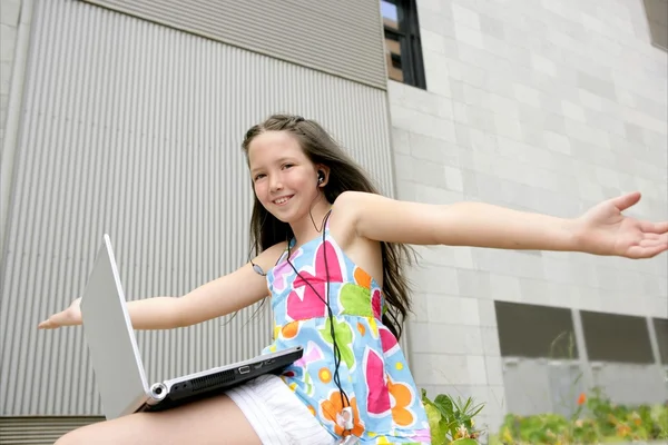 Όμορφη μελαχρινή έφηβος έκφραση με laptop — Φωτογραφία Αρχείου