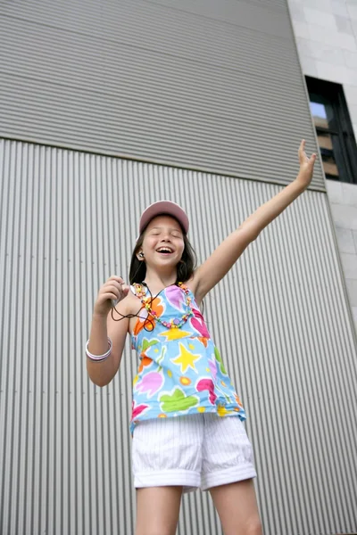 布鲁内特十几岁的小女孩跳舞 mp3 — 图库照片