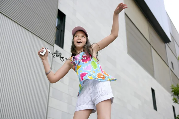 Brunette teen little girl dancing mp3 — Stock Photo, Image