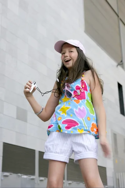 Morena adolescente menina dançando mp3 — Fotografia de Stock