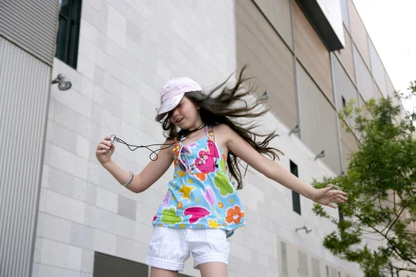 Brunett tonåring lilla flicka dansa mp3 — Stockfoto