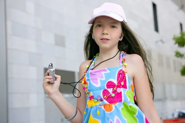 Esmer teen küçük kız dans MP3 — Stok fotoğraf