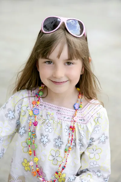 Krásná malá holka portrét v přírodě — Stock fotografie