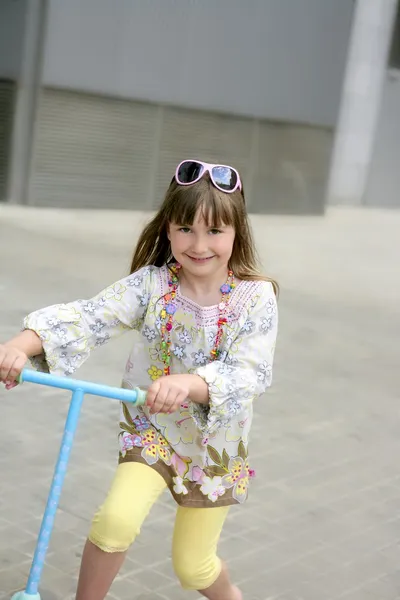 Брюнетка дівчина з скутер в місті — стокове фото