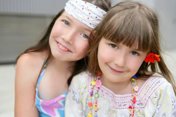 Närbild porträtt av två lilla flicka systrar — Stockfoto
