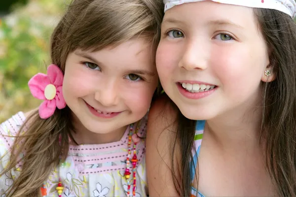 Close-up retrato de duas meninas irmãs — Fotografia de Stock