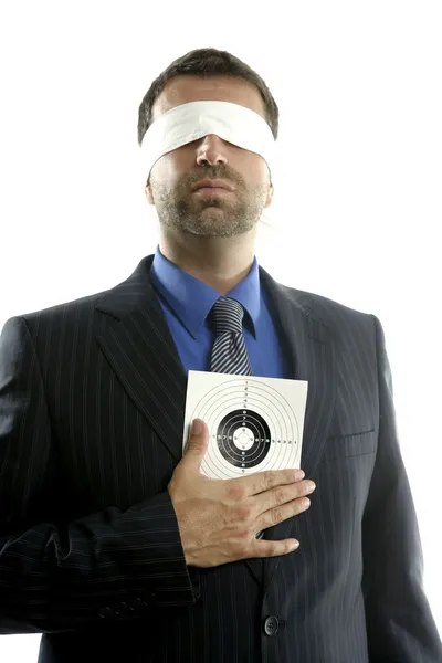 Hedef üzerinde beyaz ile blindfolded işadamı — Stok fotoğraf