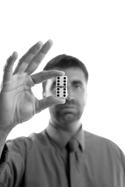 Geschäftsmann hält Domino-Fliese in der Hand — Stockfoto