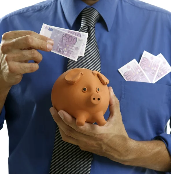 Biznesmen wstawić banknotów euro w piggy bank — Zdjęcie stockowe