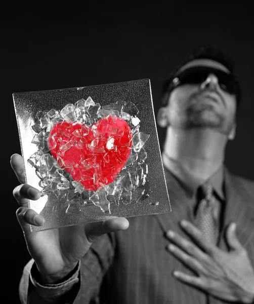 Σπασμένα γυαλιά κόκκινο καρδιά επιχειρηματίας μεταφορά — Φωτογραφία Αρχείου