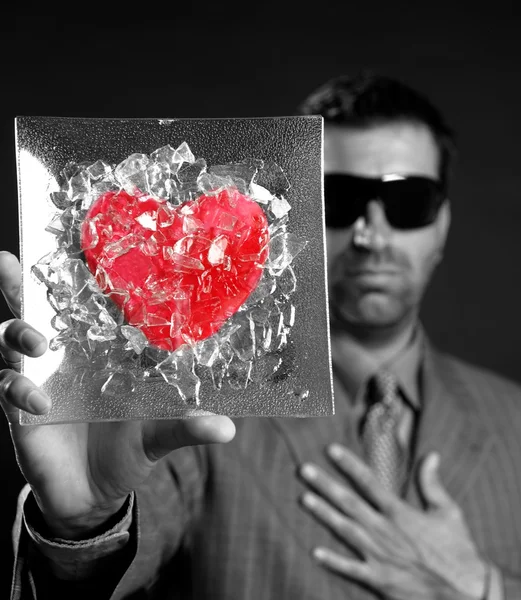 赤いガラスの破片の心実業家メタファー — ストック写真