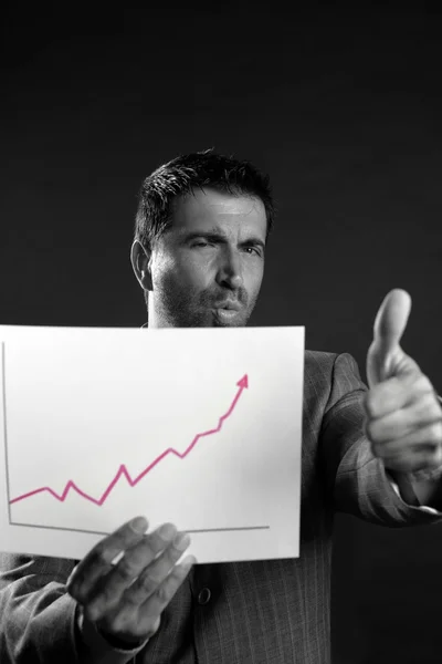 Iyi satış raporları grafik ile işadamı — Stockfoto