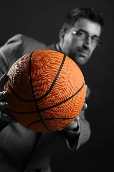Бізнесмен з баскетбольним м'ячем, командна робота, керівництво — стокове фото