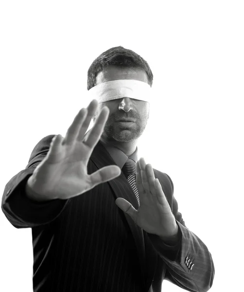 Hombre de negocios con los ojos vendados sobre fondo blanco — Foto de Stock