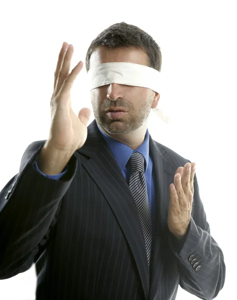Hombre de negocios con los ojos vendados sobre fondo blanco — Foto de Stock