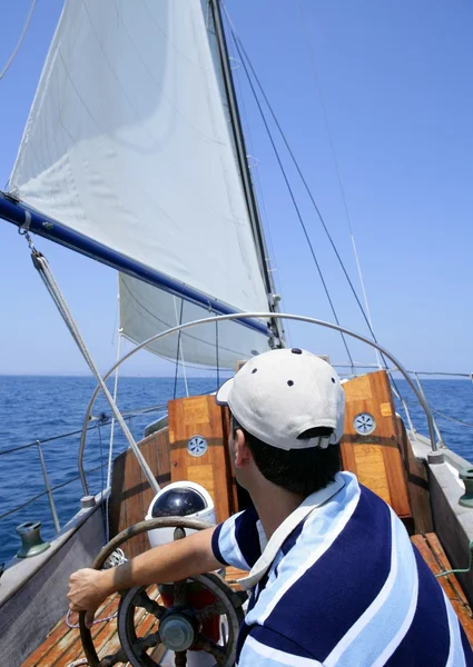 Marinheiro navegando no mar. Veleiro sobre azul — Fotografia de Stock