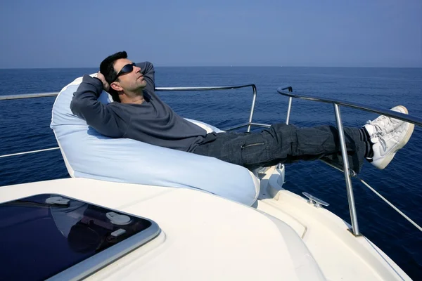 Homme sur bateau à proue détendu sur un sac de haricots — Photo