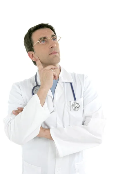 Beyaz izole gözlüklü genç bir doktor — Stok fotoğraf