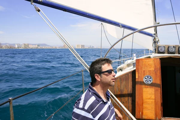 Marinheiro vela azul mar tropical em veleiro — Fotografia de Stock