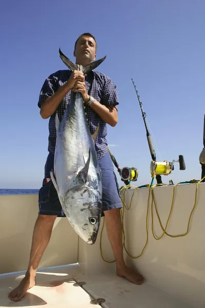 Рыбак фихинг большая игра голубой тунец на Средиземном море — стоковое фото