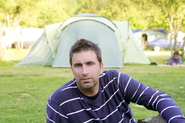 Cáucaso homem relaxado no acampamento prado — Fotografia de Stock