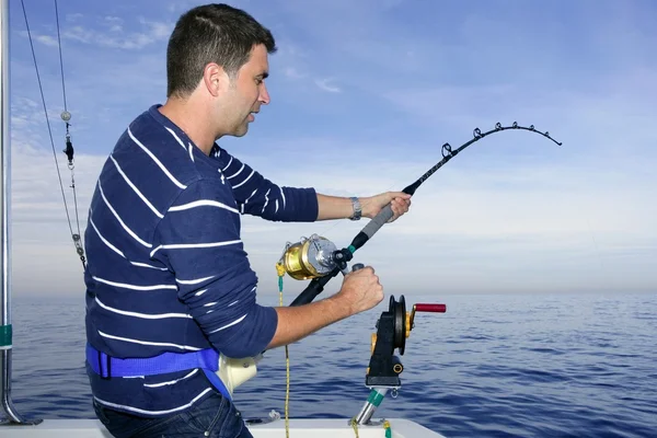 Pescador de pescador lutando contra grande haste de peixe e carretel — Fotografia de Stock