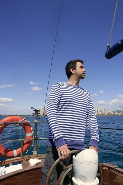 Голубой моряк на винтажном деревянном паруснике океанского моря — стоковое фото