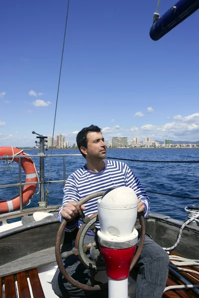 Marinheiro azul no mar oceano de veleiro de madeira vintage — Fotografia de Stock