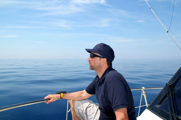Marinheiro homem veleiro azul calmo oceano água — Fotografia de Stock