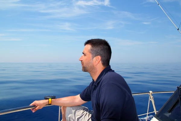 Sailor man segelbåt blå lugn ocean vatten — Stockfoto
