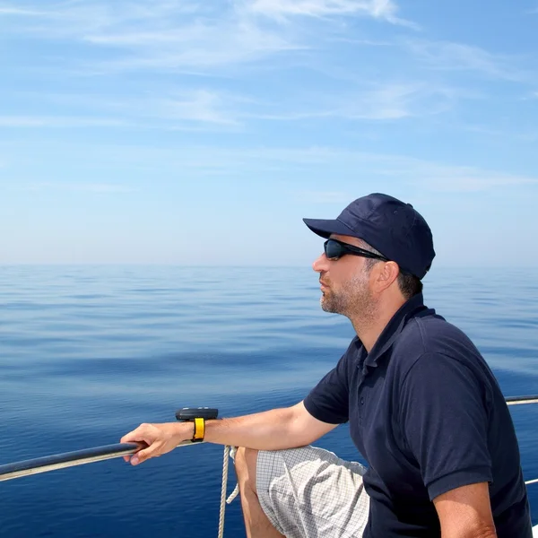 Marinheiro homem veleiro azul calmo oceano água — Fotografia de Stock
