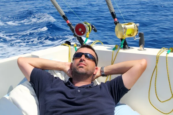Sailor man fiske vilar i båt sommarsemester — Stockfoto