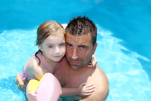 父亲女儿拥抱在蓝色游泳公安条例 》 — 图库照片