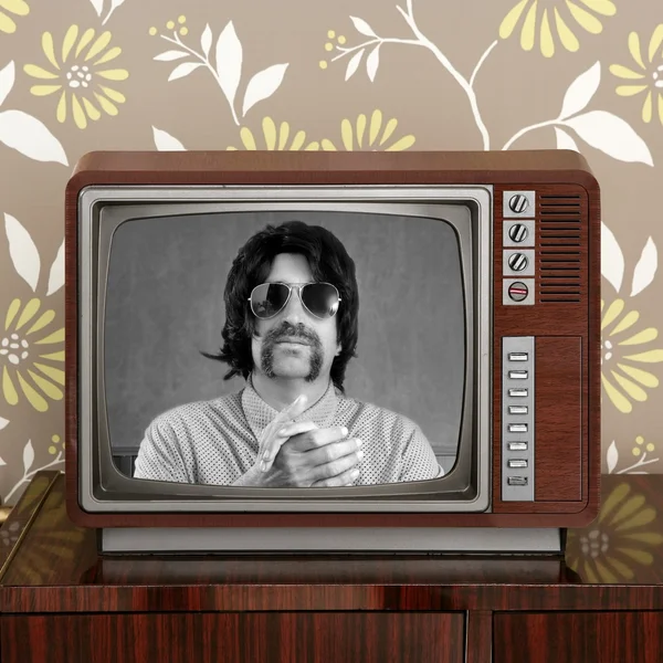 Geek bigode apresentador de tv em madeira retro televisão — Fotografia de Stock