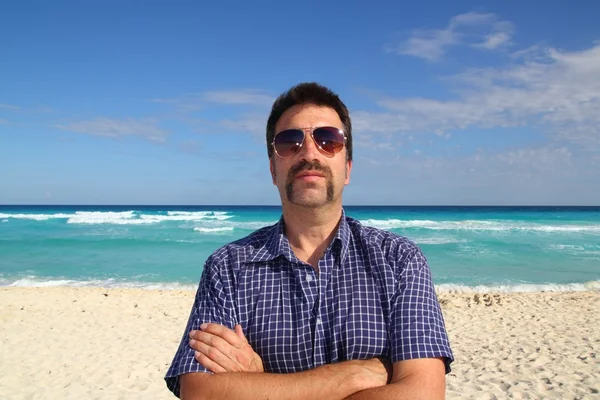Nerd bigote turístico en la playa caribeña — Foto de Stock