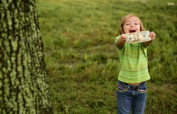 Beautifull glad liten flicka med dollar notera — Stockfoto