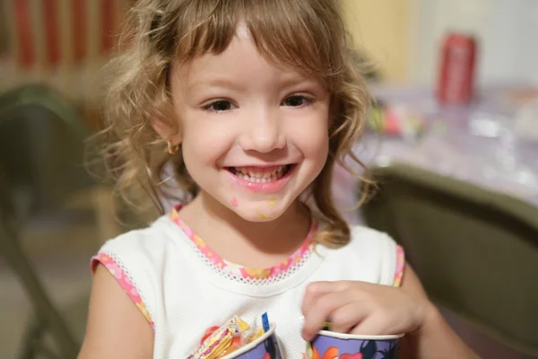 Söt liten flicka leende till kamera — Stockfoto