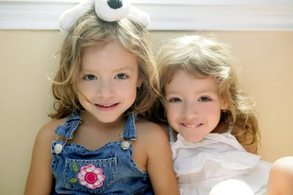 Two little beautiful toddler twin sisters — Stock Photo, Image