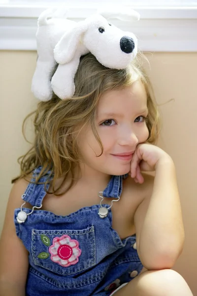 Glada barn girl med leksak hund över huvud — Stockfoto