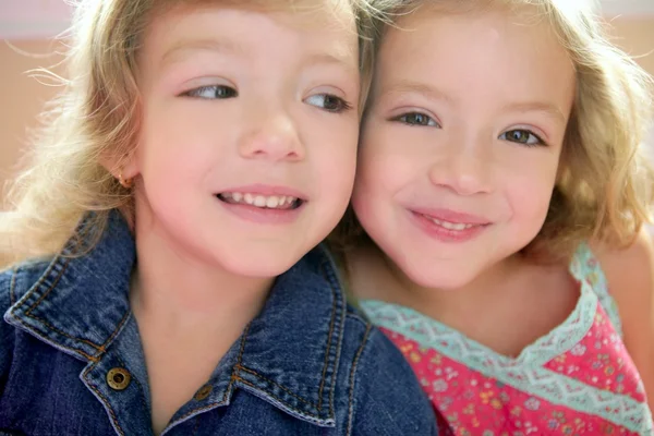 Twee kleine mooie peuter tweelingzusjes — Stockfoto