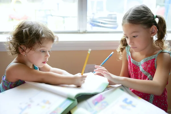 Schöne kleine Mädchen, Hausaufgaben zu Hause — Stockfoto