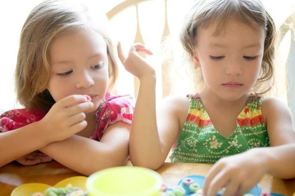 Δύο κορίτσια μικρή αδελφή τρώει μαζί — Φωτογραφία Αρχείου