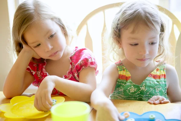 Twee kleine zusje meisjes samen eten — Stockfoto