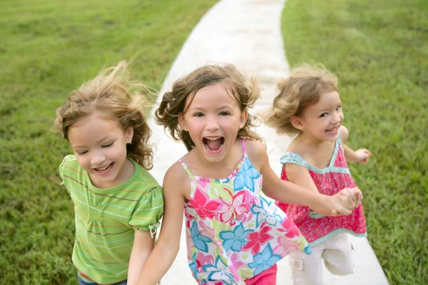Trzy siostry dziewczyny gra działa na park — Zdjęcie stockowe