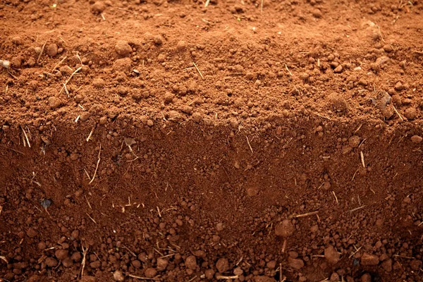 Omgeploegde rode klei bodem landbouw velden — Stockfoto