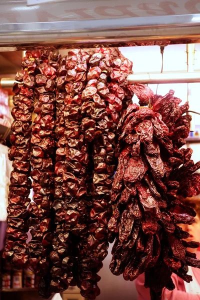 Kurutulmuş kırmızı biber piyasası üzerinde yığılmış — Stok fotoğraf