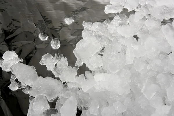 Πάγο υφή πάνω από σκούρο ασημένιο μεταλλικής ταινίας — Φωτογραφία Αρχείου