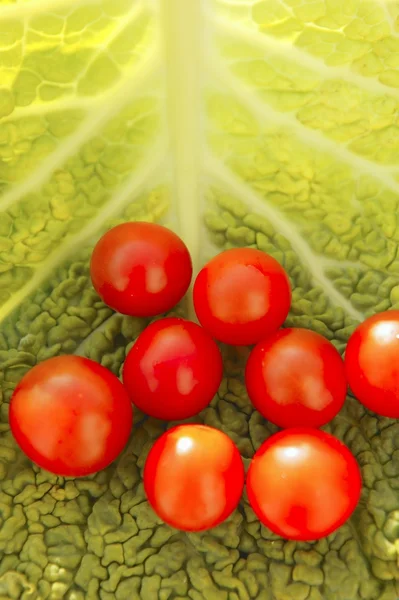 Kiraz domates ve lahana yaprağı — Stok fotoğraf