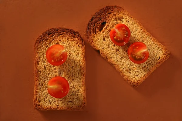 Toasted bread slices and cherry tomatoes — Stock Photo, Image